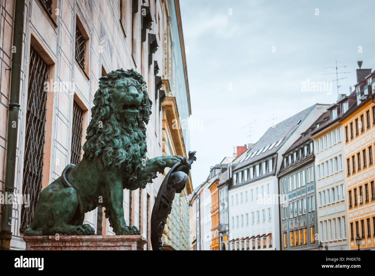 Löwe auf der Straße in München Altstadt in der Nähe der Kirche St. Michael Stockfoto