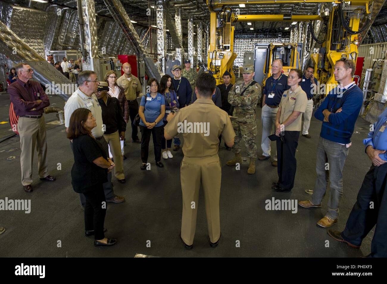 SAN DIEGO (22. Juni 2018) zivile Arbeitgeber finden Segler Tour dem Littoral Combat Ship USS Omaha (LCS 12) während die Marine Arbeitgeber Anerkennung Fall, 22. Juni 2018. Ausgewählte Arbeitgeber wurden von ihren Navy Reserve Sailor Mitarbeiter nominiert und lud die eintägige Veranstaltung, die eine Tour von Omaha, eine statische Darstellung von Flugzeugen am Fleet Logistics Support Squadron (VR) 57 und die Demonstration der kombinierten Funktionen von Seal Team 17, Naval Special Warfare Group (NSWG) 11 und Hubschrauber Meer Combat Squadron (HSC) 85 enthalten. Stockfoto