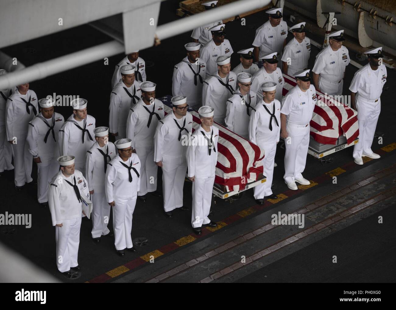 Ozean (21. Juni 2018) Segler nehmen in einer Bestattung auf See Zeremonie an Bord der Nimitz-Klasse Flugzeugträger USS Carl Vinson (CVN 70). Carl Vinson ist derzeit in der Vorbereitung für die Teilnahme an den Rand des Pazifik (Rimpac) 2018 Übung im Gange. Stockfoto