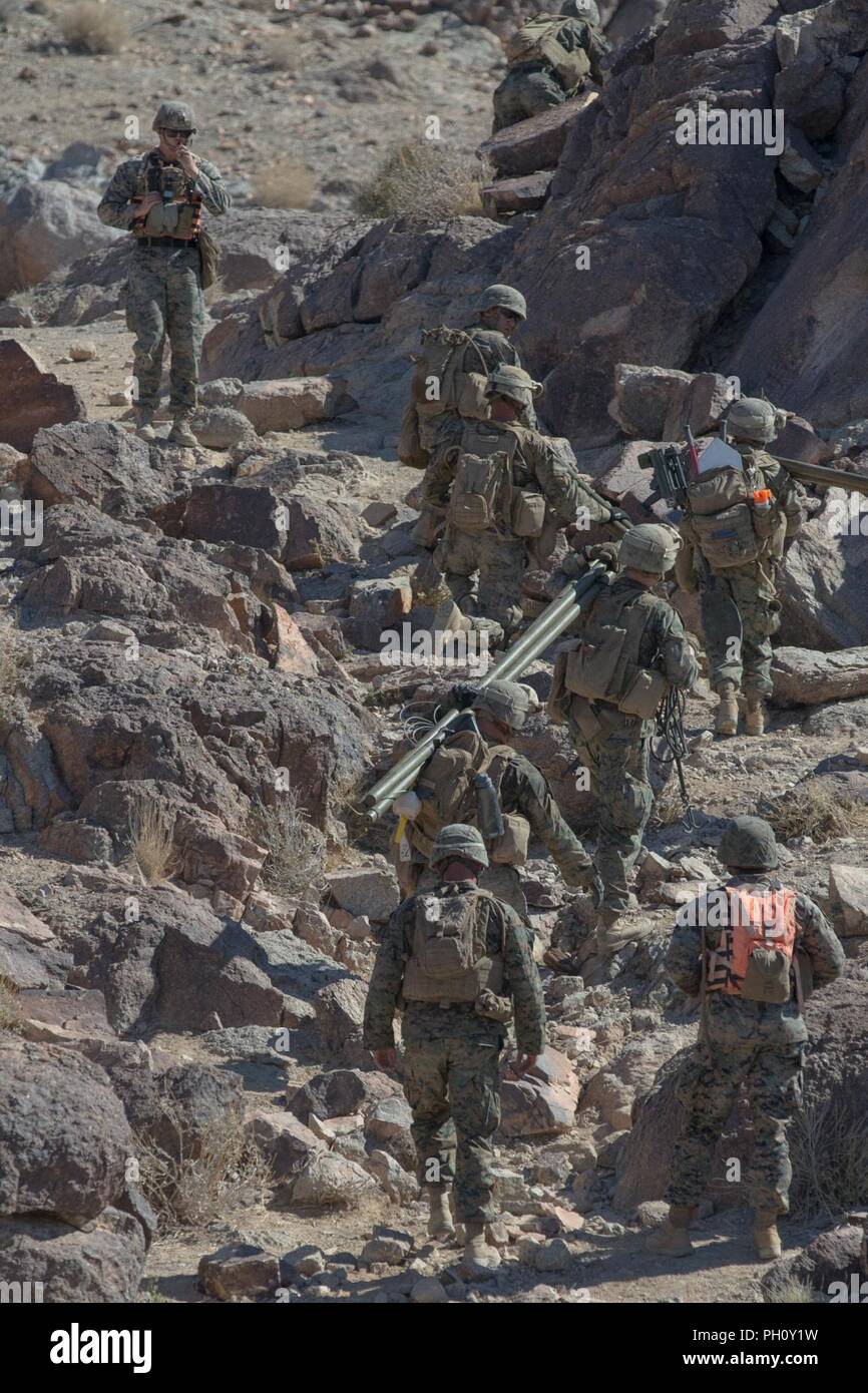 Marines mit 1 Bataillon, 25 Marine Regiment, 4 Marine Division, Durchführung live - feuerwehrübungen auf Palette 400, einen Overhead Feuer Infanterie unternehmen Training Strecke, während integrierte Ausbildung Übung 4-18 bei Marine Corps Air Ground Combat Center Twentynine Palms, Calif., 20. Juni 2018. Bereich 400 ist durch Marine Air Ground Task Force 23 verwendet Gewehr Unternehmen in der Techniken und Verfahren für die Angreifenden befestigten Bereichen auszubilden, und ist eine der dynamischsten live - Feuer in der Marine Corps. Stockfoto