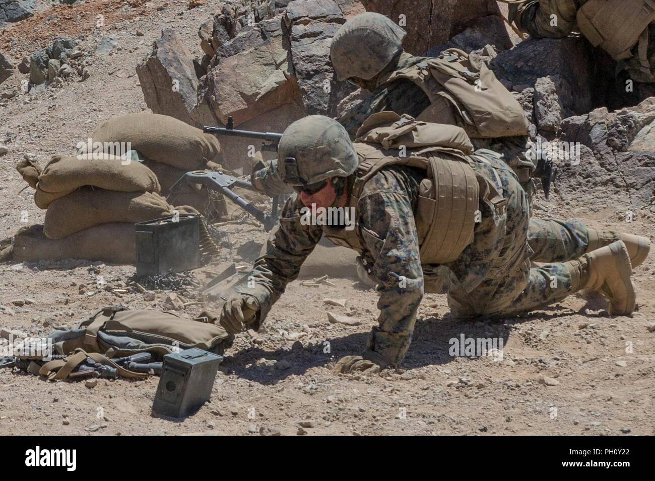 Marines mit 1 Bataillon, 25 Marine Regiment, 4 Marine Division, Durchführung live - Brandschutzübungen mit der M240 Maschinengewehr auf Palette 400, einen Overhead Feuer Infanterie unternehmen Training Strecke, während integrierte Ausbildung Übung 4-18 bei Marine Corps Air Ground Combat Center Twentynine Palms, Calif., 20. Juni 2018. Bereich 400 verwendet, die von Marine Air Ground Task Force 23, Gewehr Unternehmen in der Techniken und Verfahren für die Angreifenden befestigten Bereichen auszubilden, und ist eine der dynamischsten live - Feuer in der Marine Corps. Stockfoto