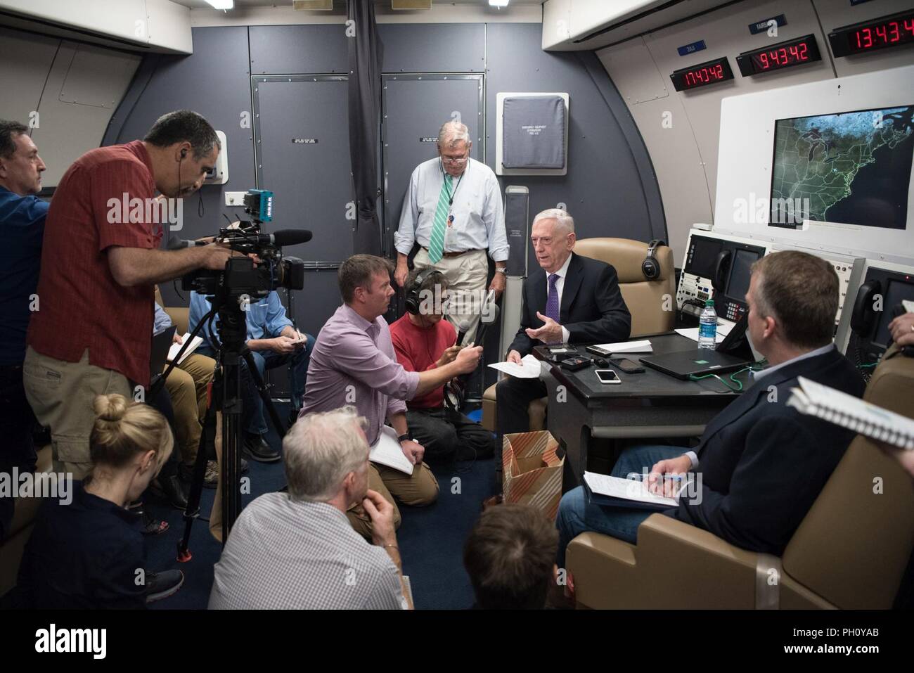 Us-Verteidigungsminister James N. Mattis spricht mit Reportern, die während eines Fluges von der Andrews Air Force Base, Maryland zu Alaska, 24. Juni 2018. Senator Dan Sullivan (R-AK), eine Mehrheit der Senate Armed Services Committee, reiste mit Sekretär Mattis für den Flug nach Alaska. Stockfoto