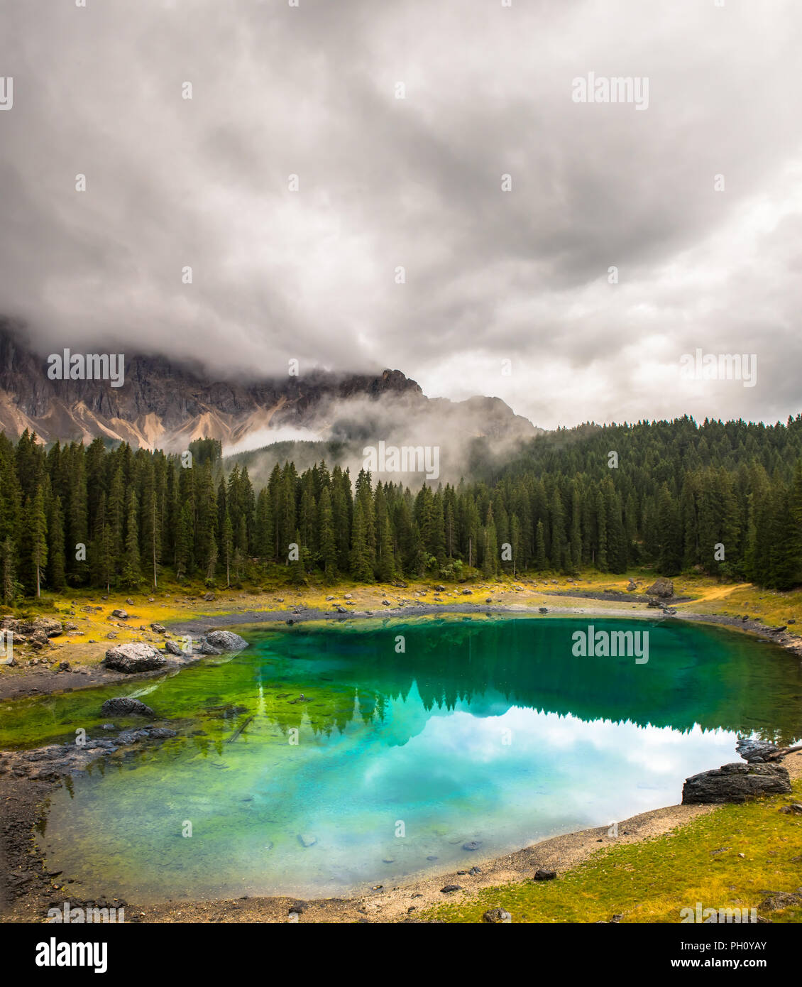 Carezza See oder Lago di Carezza, Karersee in den Dolomiten Alpen. Südtirol Italien Stockfoto