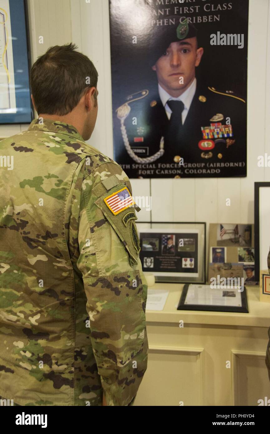 Ein Green Beret zu 10 Special Forces Group (Airborne) besucht eine Ausstellung ehrt gefallenen Teamkollegen Sgt zugeordnet. 1. Klasse Stephen Cribben bei einem Veteran Museum in Simi Valley, Kalifornien, 23. Juni 2018. Das Team besuchte Cribben's Familie in der gleichen Woche, dass ein Denkmal Banner wurde in Simi Valley in Erinnerung an ihn hat. Cribben, Simi Valley - Eingeborener, war in Aktion in Afghanistan im letzten November getötet. Stockfoto