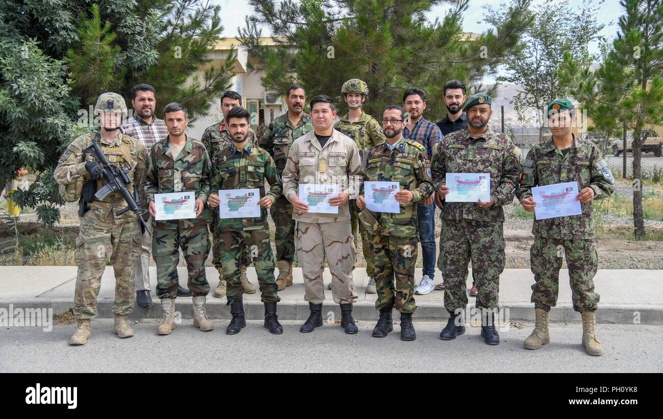 KABUL, Afghanistan (23. Juni 2018) Sechs afghanischen Luftwaffe (AAF) Mitglieder graduierte der Core Inventory Management Systeme (CoreIMS) Kurs Juni 23, 2018, Kabul, Afghanistan. Die CoreIMS Kurs lehrt AAF Mitglieder Computerkenntnisse und Inventory Management um besser Rechnung und AAF Zubehör und Geräten unterstützen. Stockfoto