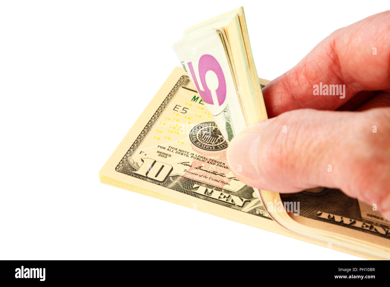 Die Hand eines leitenden Mitarbeiters, der einen Haufen von amerikanischem Währungsgeld in US-Dollar-Rechnungen auszählt, notiert Geld in Dollar, das auf einem weißen Hintergrund isoliert ist. USA Stockfoto