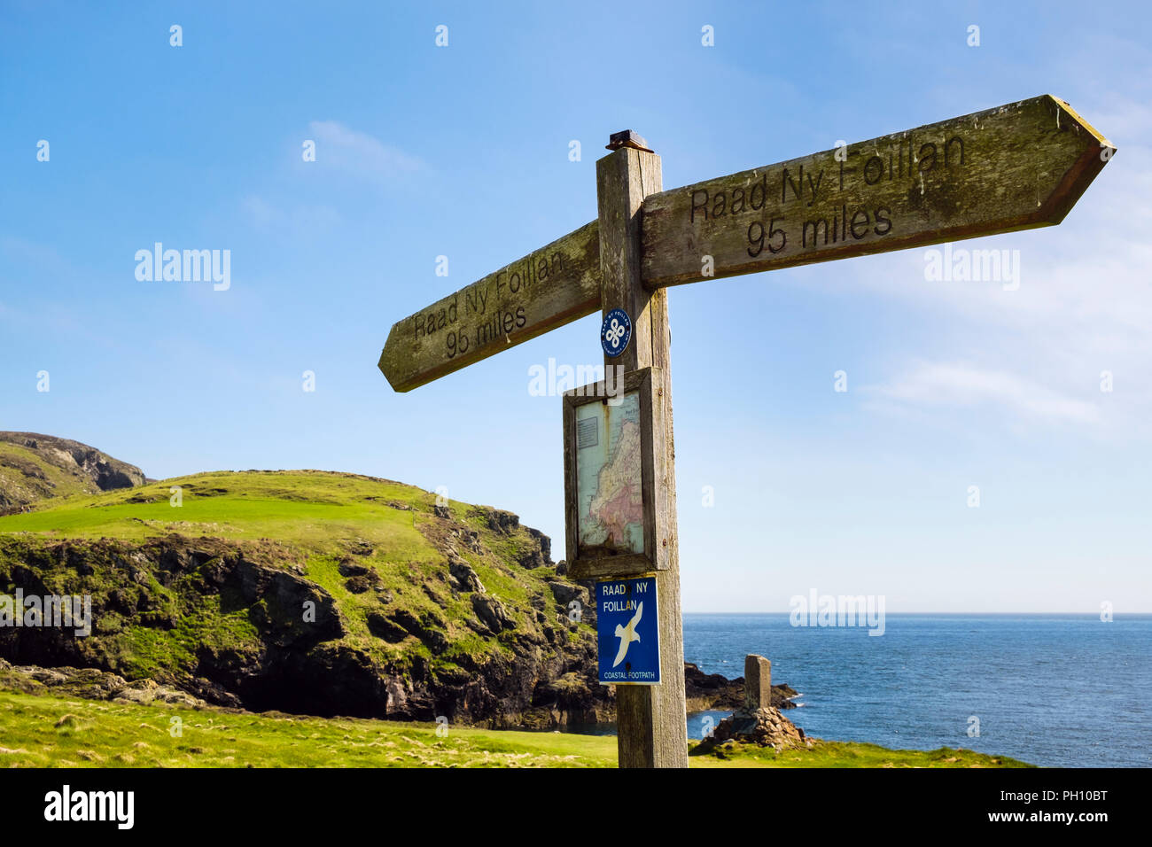 Raad Ny Foillan Küstenweg Richtung Wegweiser mit Karte auf der südlichen Küste. Kitterland, die Insel Man, den Britischen Inseln, Europa Stockfoto