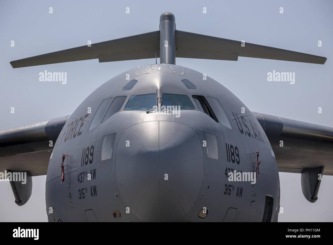 Eine C-17 Globemaster III der 437th Airlift Wing zugewiesen ist, sitzt auf der Flightline während ein Notfallplan Übung in Yokota Air Base, Japan, 25. Juni 2018. Flieger von der 730th Air Mobility Squadron und 374 Bauingenieur Squadron Feuerwehr führte eine simulierte Feuer an Bord einer C-17 als Teil der Einarbeitung Training. Stockfoto