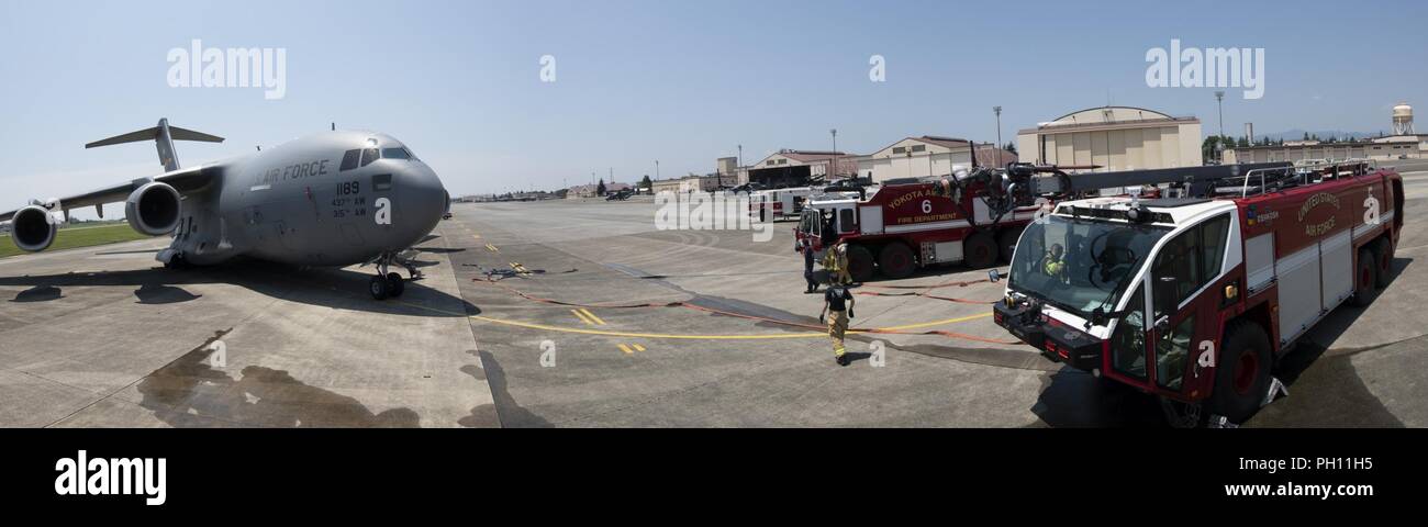 374 Bauingenieur Squadron Feuerwehr und der 730Th Air Mobility Squadron Verhalten ein Notfallplan Übung in Yokota Air Base, Japan, 25. Juni 2018. Stockfoto