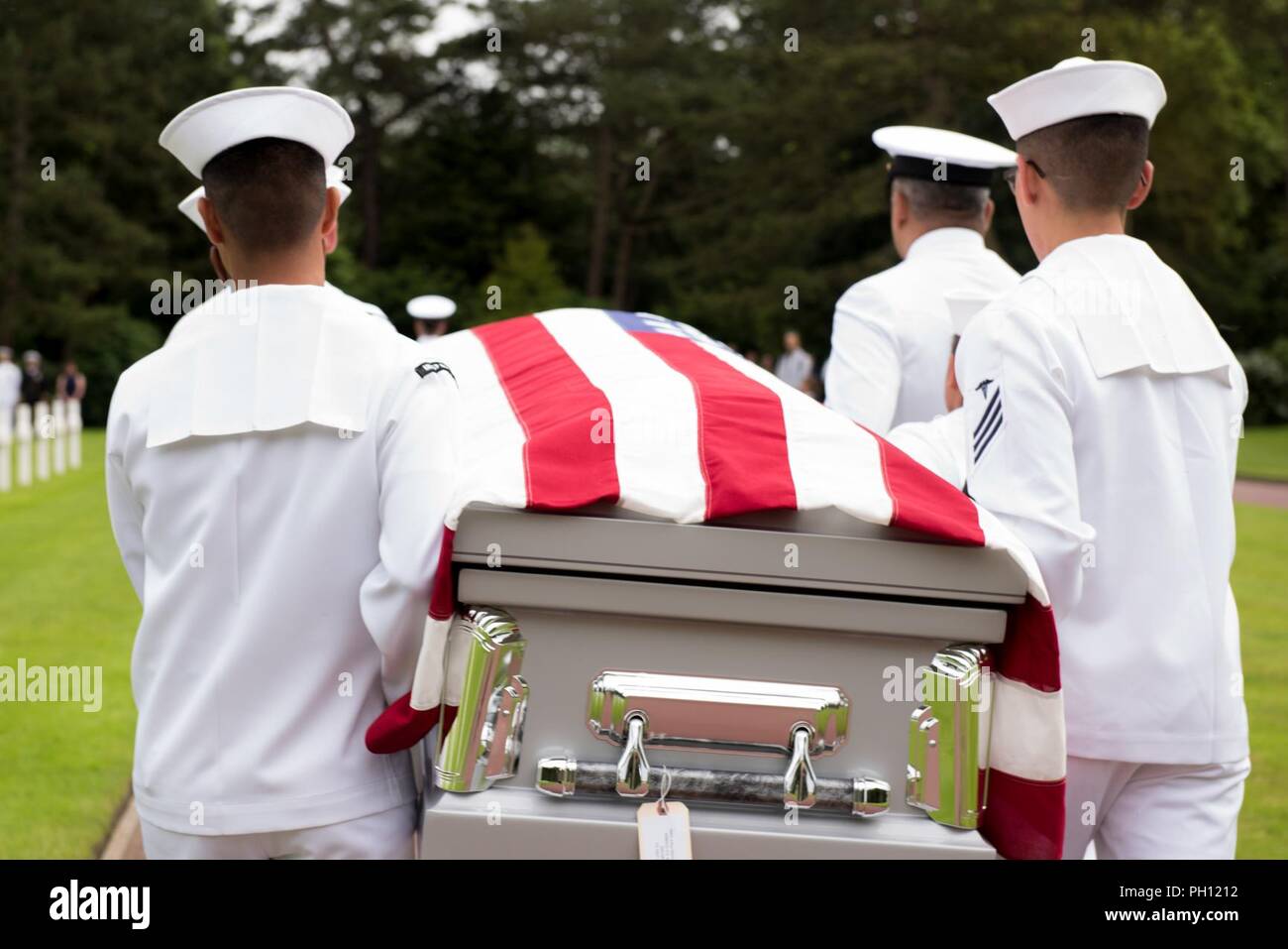 Normandie, Frankreich (19. Juni 2018) Die U.S. Naval Hospital Neapel Ehrengarde trägt die Überreste von Radioman 2. Klasse Julius "Henry" Pieper während seiner Trauerfeier Normandie an der Amerikanischen Friedhof. Henry Pieper und seinem Zwillingsbruder, Radioman 2. Klasse Ludwig "Louie" Pieper, waren beide getötet, als ihr Schiff, Landing Ship Tank (LST) 523, schlug eine vor der Küste von Frankreich am 19. Juni 1944. Louie's Überreste wurden sofort gefunden, aber Henry's Überreste wurden nicht bis Dezember 2017 identifiziert. Die Familie beantragt, dass Henry in der Normandie begraben neben seinem Bruder. Stockfoto