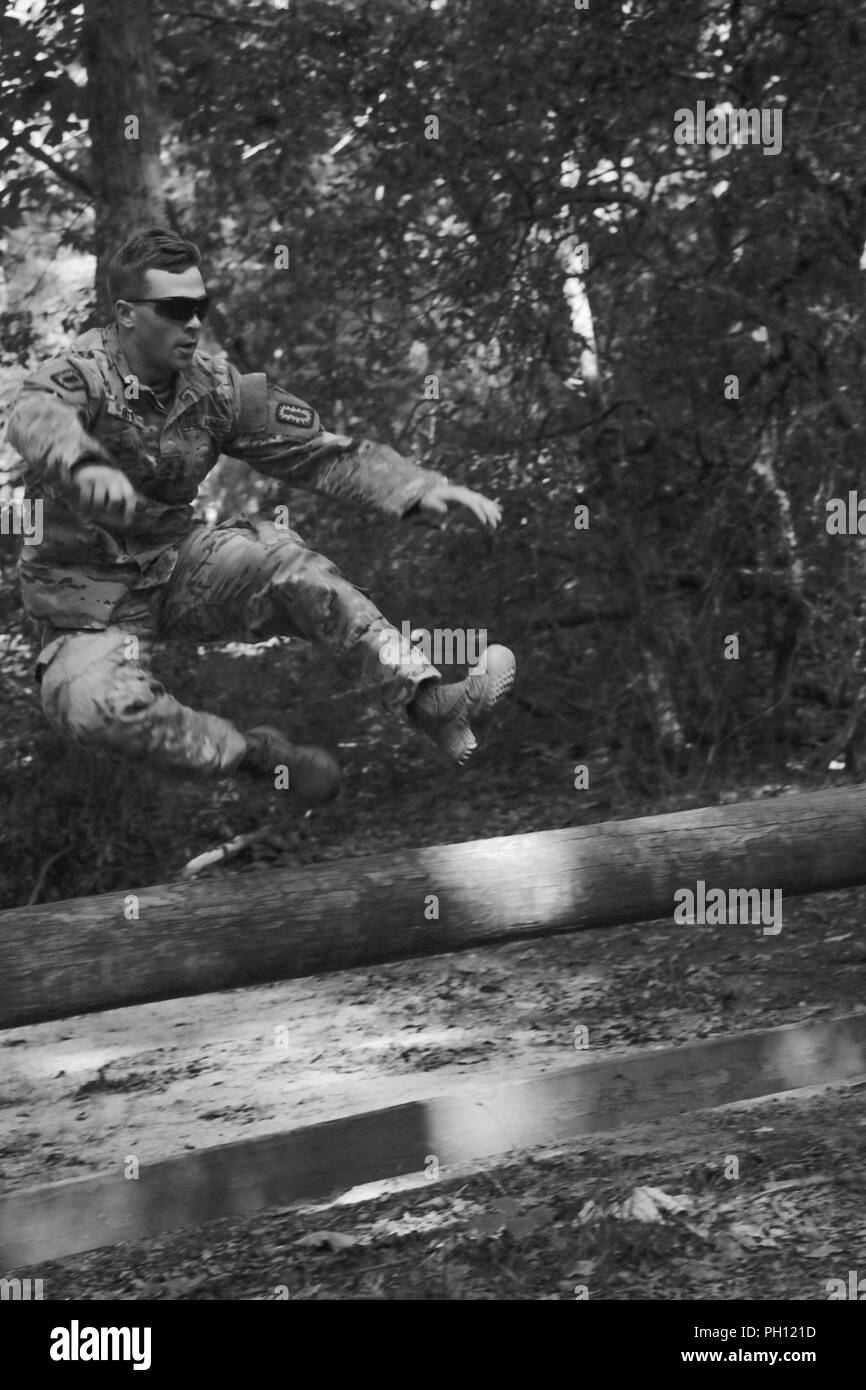 U.S. Army Staff Sgt. Brandon schlüpfen, um die 754 . Ordnance Firma zugewiesen, Hürden, Hindernis, Fort Dix, New Jersey, 18. Juni 2018. 20. Chemische, biologische, radiologische, nukleare und Explosive besten Krieger Wettbewerb ist eine Abteilung level Wettbewerb, erkennt ein Soldat und ein Unteroffizier zu FORSCOM's Best Krieger Wettbewerb um fortzufahren. (U.S. Army Stockfoto