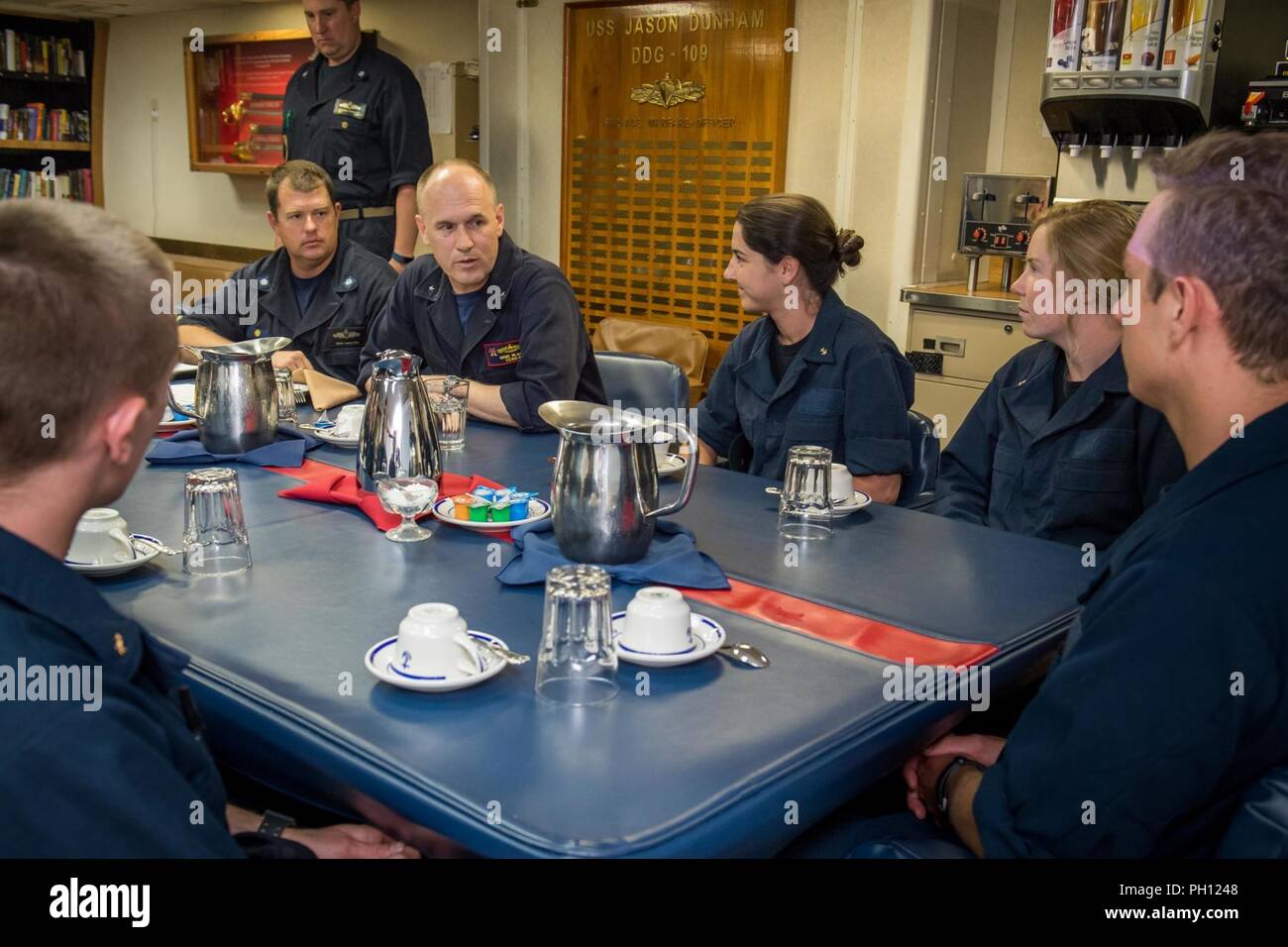 Mittelmeer (17. Juni 2018) der hinteren Adm. Gen Schwarz, Kommandeur der Carrier Strike Group (CSG) 8, spricht mit Midshipmen in der Wardroom der geführten Anti-raketen-Zerstörer USS Jason Dunham (DDG109) während eines Lebens Besuch am Meer. Schwarz sprach mit Midshipmen über zukünftige Änderungen in der Ausbildung für die Kriegsführung Offiziere. Dunham ist die Durchführung von naval Operations in den USA 6 Flotte Bereich der Maßnahmen zur Unterstützung der US-amerikanischen nationalen Sicherheitsinteressen in Europa. Stockfoto