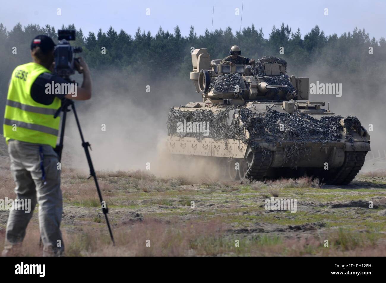 Soldaten mit 1St Squadron, 7th Cavalry Regiment, 1st Armored Brigade Combat Team, 1.Kavallerie Division, führen Manöver Bohrer mit einem M3 Bradley Fighting Fahrzeug während einer situativen Übung an der Taktischen Übung Strip Joanna, Zagan, Polen, 20. Juni 2018. Garryowen Soldaten sind derzeit zur Unterstützung der Atlantischen lösen in Europa eingesetzt. Stockfoto