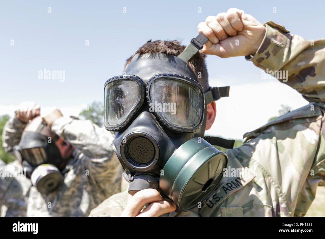 M40 protective gas mask -Fotos und -Bildmaterial in hoher Auflösung – Alamy