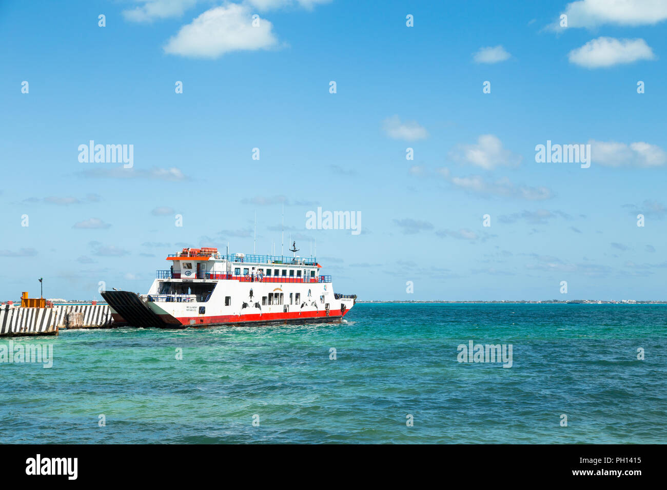 CANCUN, QR, Mexiko - Feb 11, 2018: Cancun Isla Mujeres Passagierfähre Cancun verlassen an einem sonnigen Tag. Stockfoto