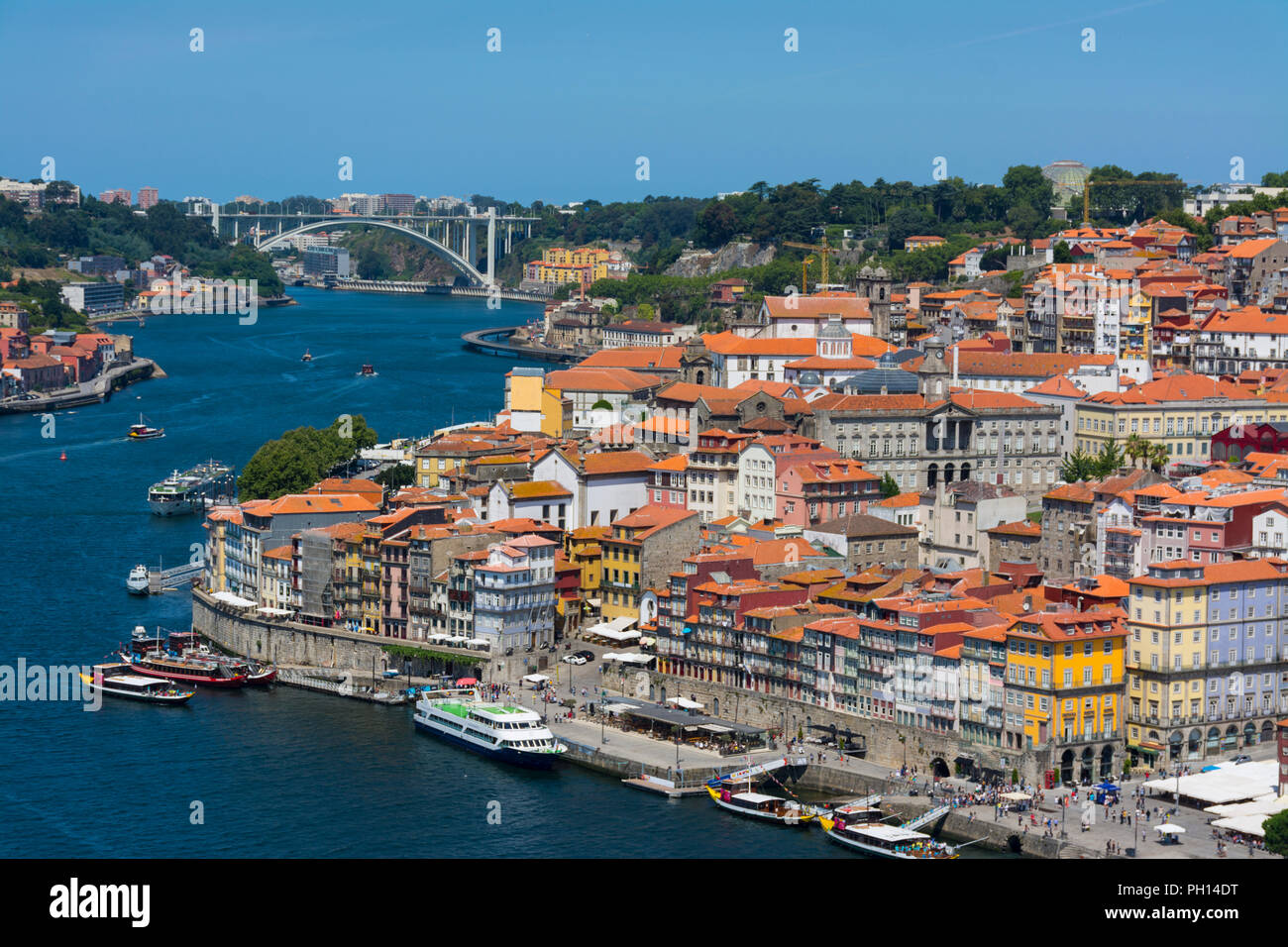 Porto, Portugal. Altstadt. Ribeira und Arrabida Brücke Stockfoto