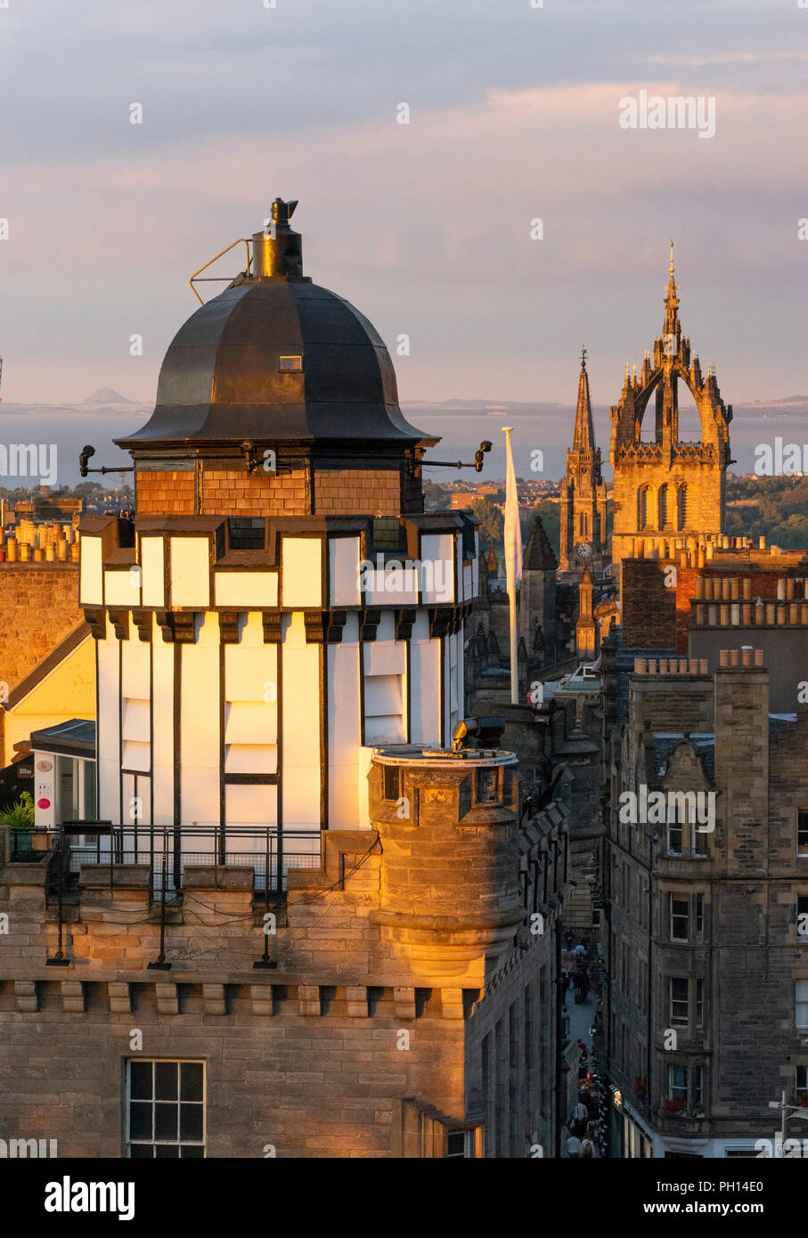 Camera Obscura und St. Giles Cathedral in der Dämmerung in Edinburgh, Schottland, Großbritannien Stockfoto
