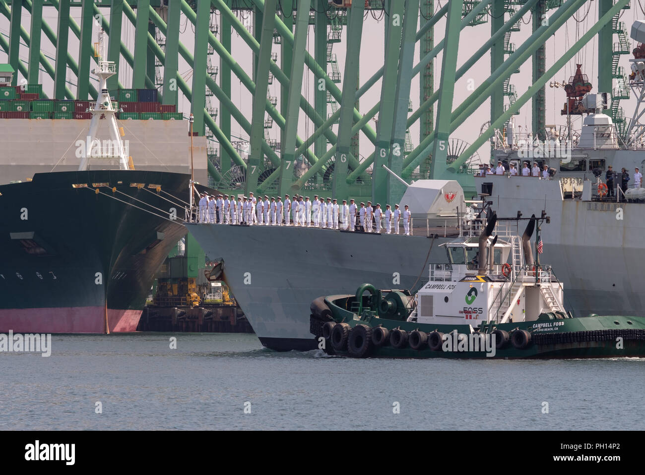 Kanadische Kriegsschiff HMCS Ottawa Überquerung der Bogen Containerschiff immer Adler, wie Sie der Hafen von Los Angeles in zur Teilnahme an der Flotte Woche 2018". Stockfoto