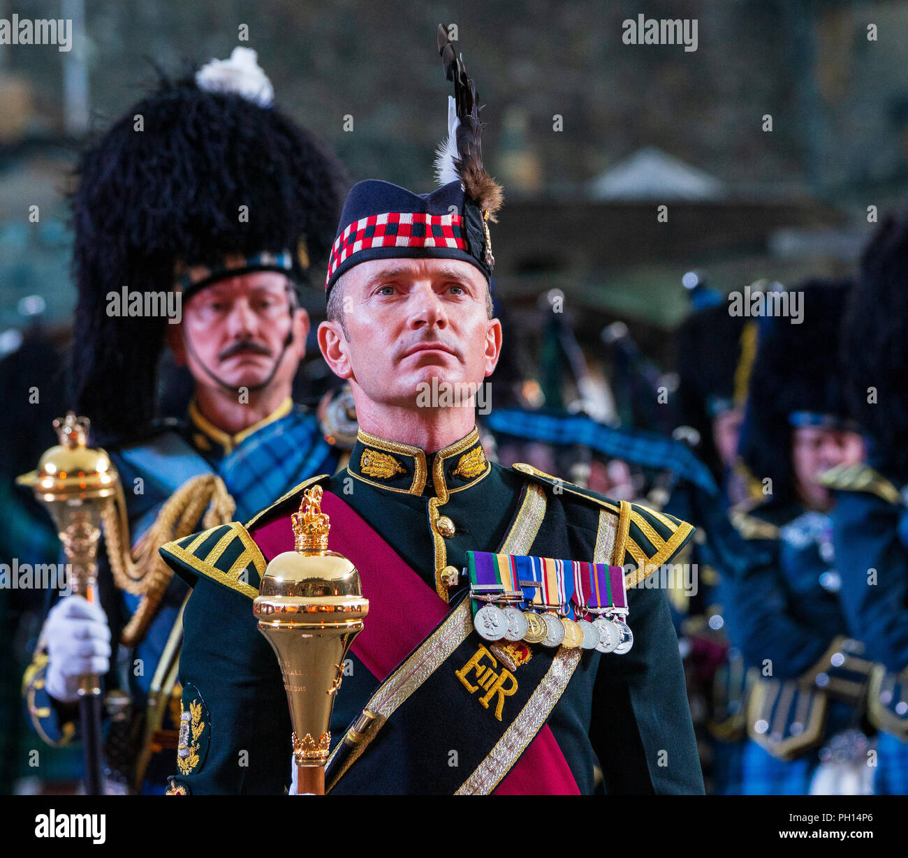 Die 2018 Royal Edinburgh International Military Tattoo auf der Esplanade des Edinburgh Castle, Schottland, Großbritannien. Die angesammelten Rohre und Trommeln. Stockfoto