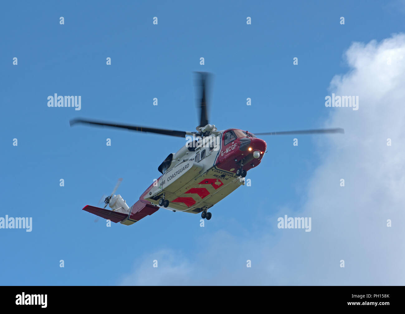 Der Inverness auf Basis auto Coastguiard Hubschrauber seine Home Base eine Rettungsaktion im Cairngorms für vermisste Personen zu suchen, zu besuchen fährt. Stockfoto