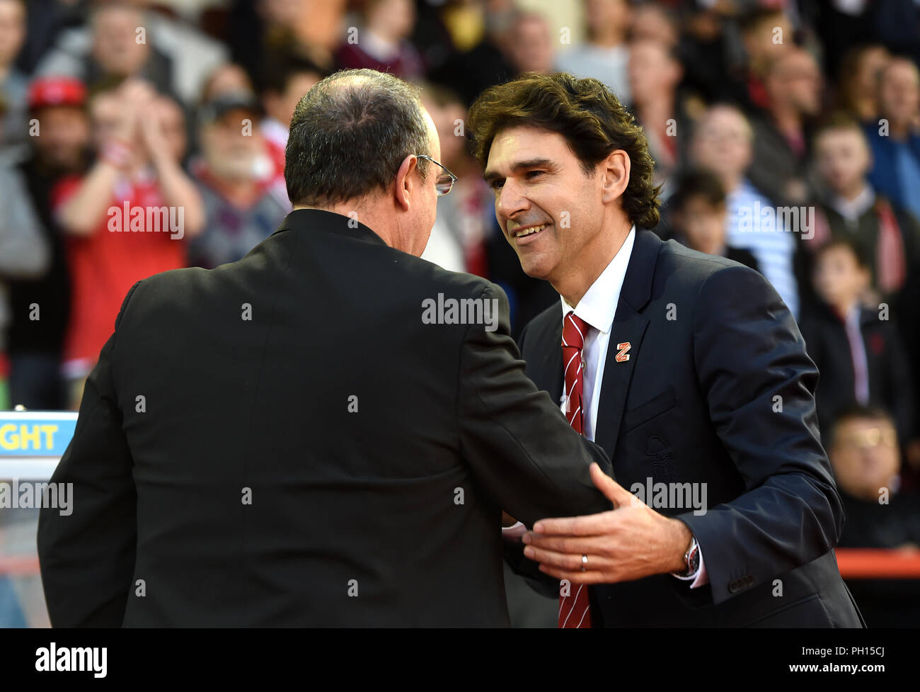 Newcastle United manager Rafael Benitez (links) und Nottingham Forest manager Aitor Karanka (rechts) Hände schütteln zu Beginn des Carabao Cup, zweite Runde an der Stadt Boden, Nottingham. Stockfoto