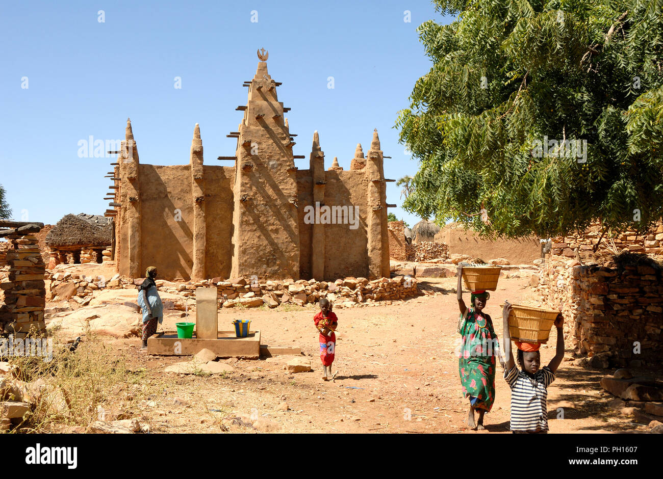 Leben im Dorf Songho in der Nähe der Moschee, der Dogon. Mali, Westafrika Stockfoto