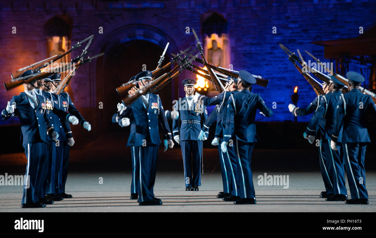 Die 2018 Royal Edinburgh International Military Tattoo auf der Esplanade des Edinburgh Castle. die United States Air Force Ehrengarde Drill Team Stockfoto