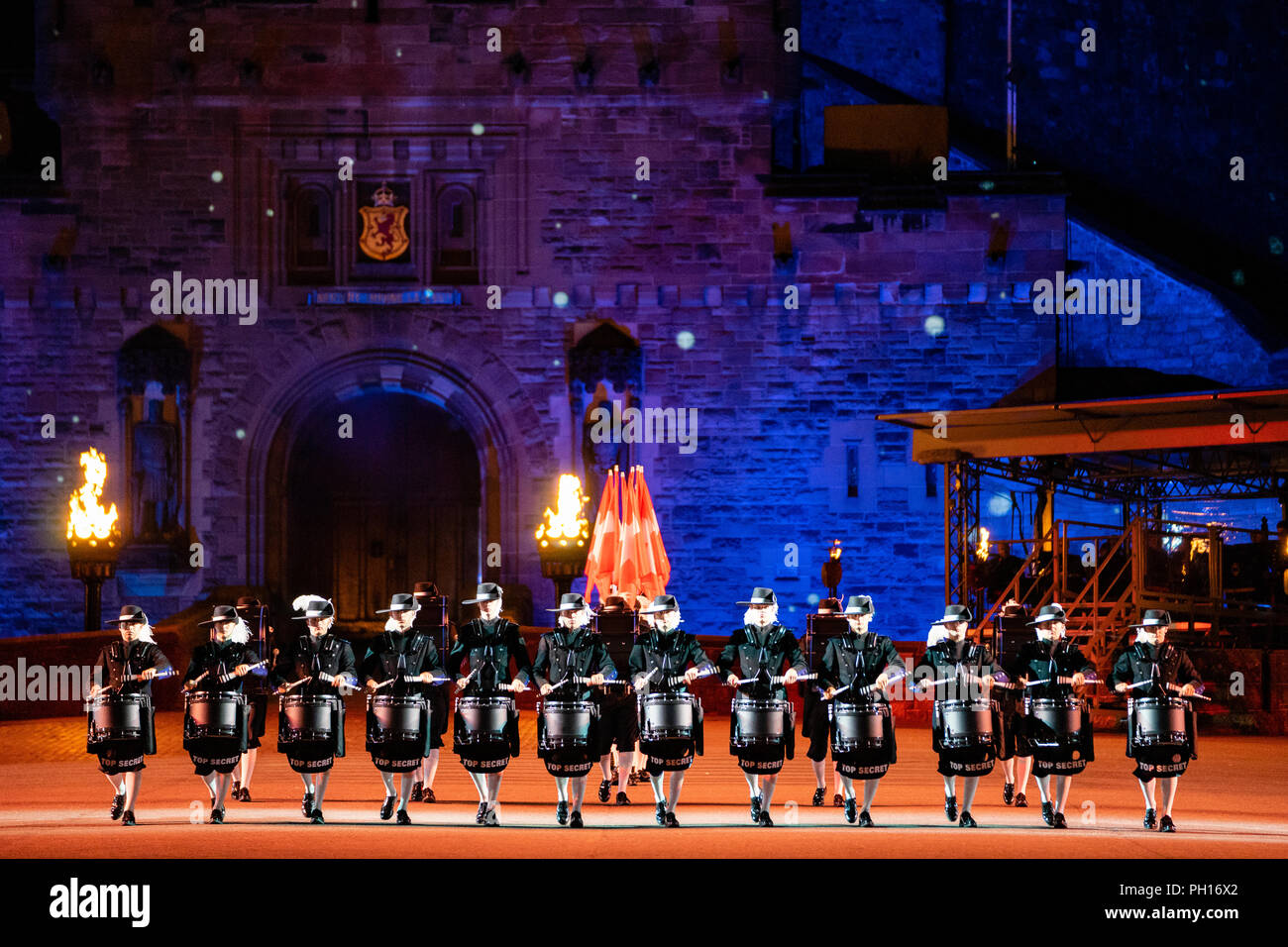 Die 2018 Royal Edinburgh International Military Tattoo auf der Esplanade des Edinburgh Castle. Die Top Secret Drum Corps Stockfoto