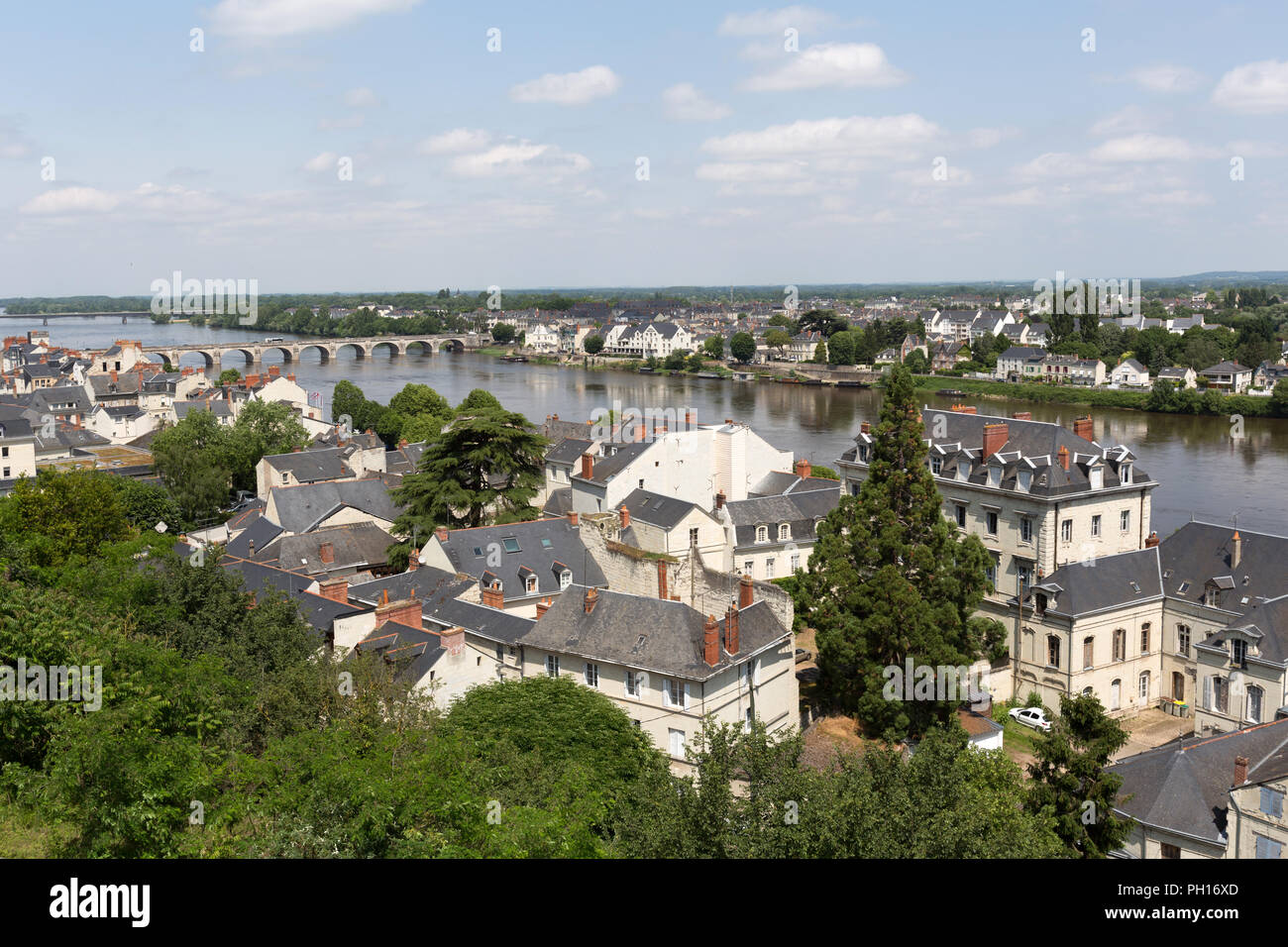 Stadt Saumur, Frankreich. Malerische Rooftop View von Saumur, Loire und Cessart Bridge im Hintergrund. Stockfoto