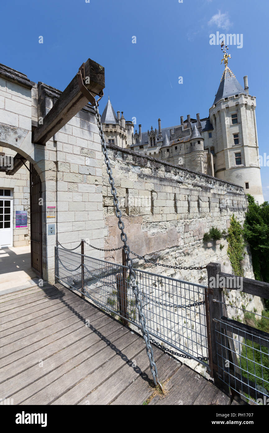 Stadt Saumur, Frankreich. Malerische Ansicht des Chateau de Saumur, die die Stadt Saumur und der Fluss Loire mit Blick auf. Stockfoto