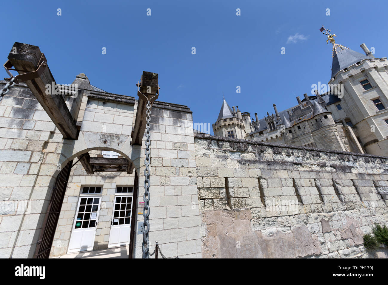 Stadt Saumur, Frankreich. Malerische Ansicht des Chateau de Saumur, die die Stadt Saumur und der Fluss Loire mit Blick auf. Stockfoto