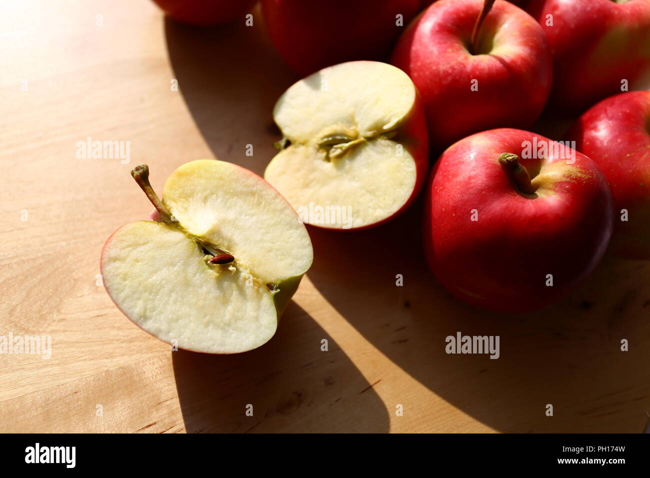 Essen: Äpfel in einem Korb Stockfoto