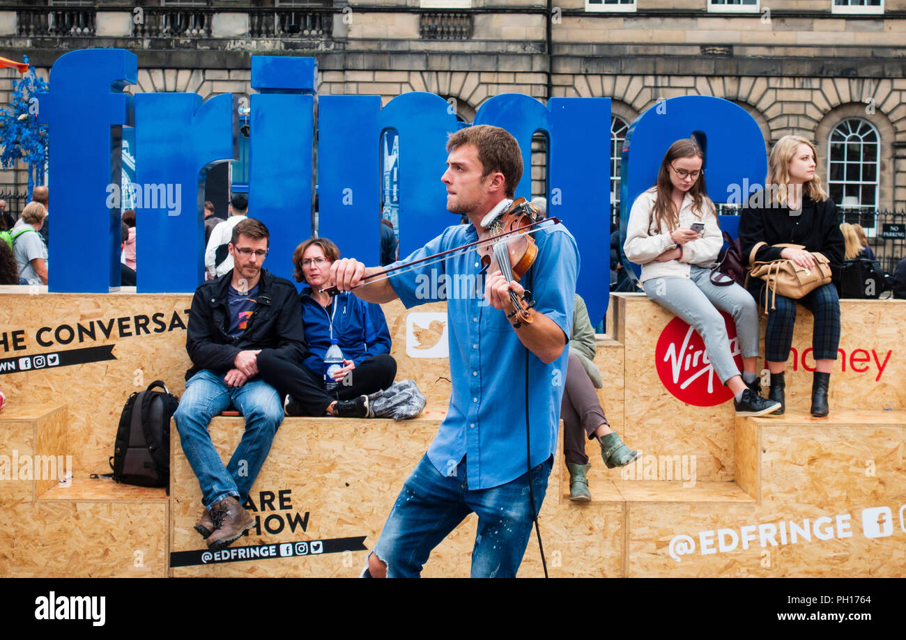 Straßenmusiker auf der Royal Mile in Edinburgh während des Fringe Festivals 2018, Schottland, Großbritannien Stockfoto