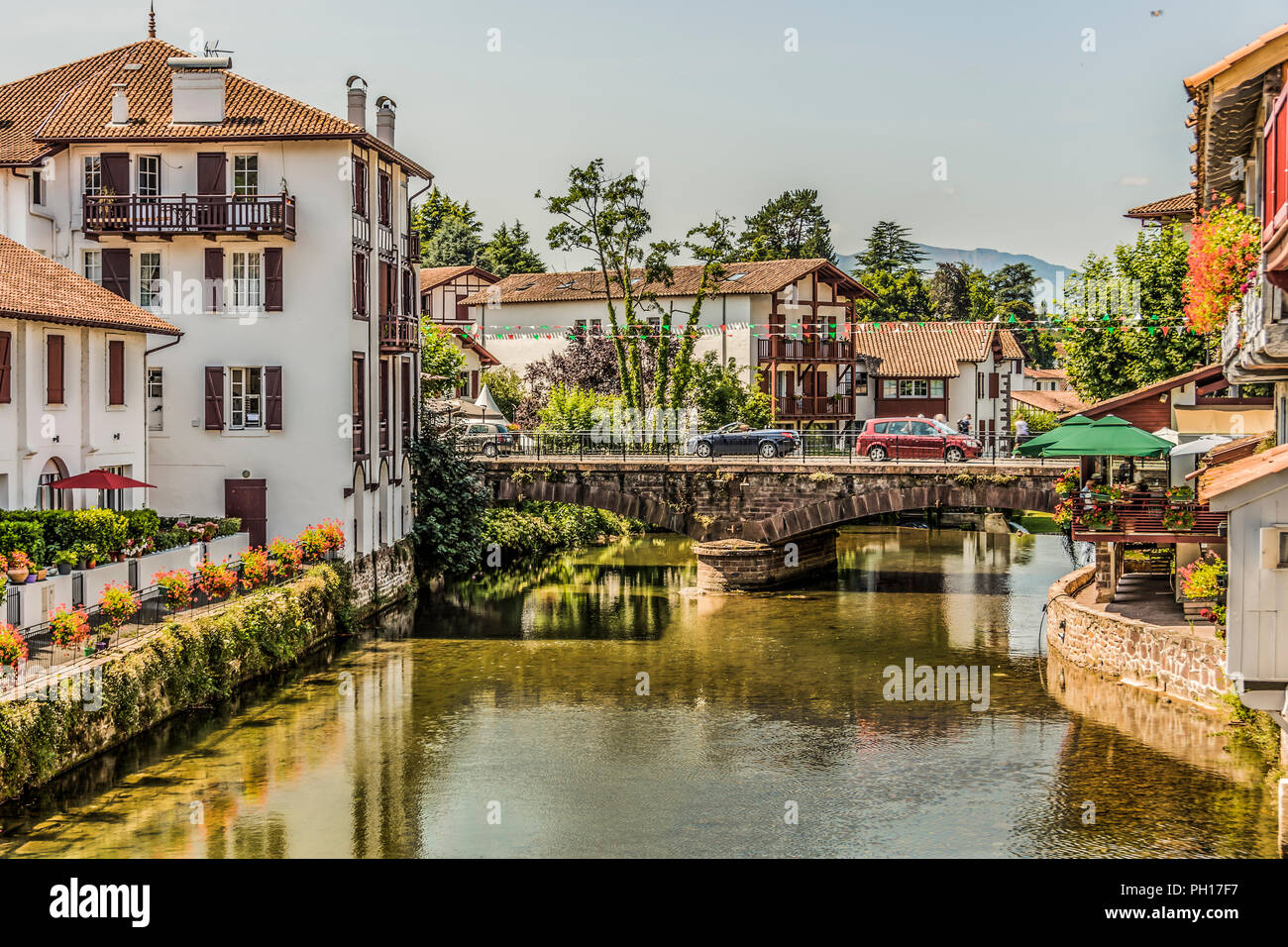 Brücke der Hauptstraße des Dorfes Saint Jean Pied de Port auf der Nive. Pyrenäen Frankreich Stockfoto