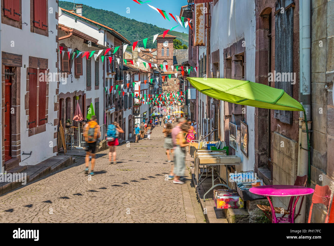 Main Street des mittelalterlichen Dorfes Saint Jean Pied-de-Port in den Pyrenäen. Frankreich. Stockfoto