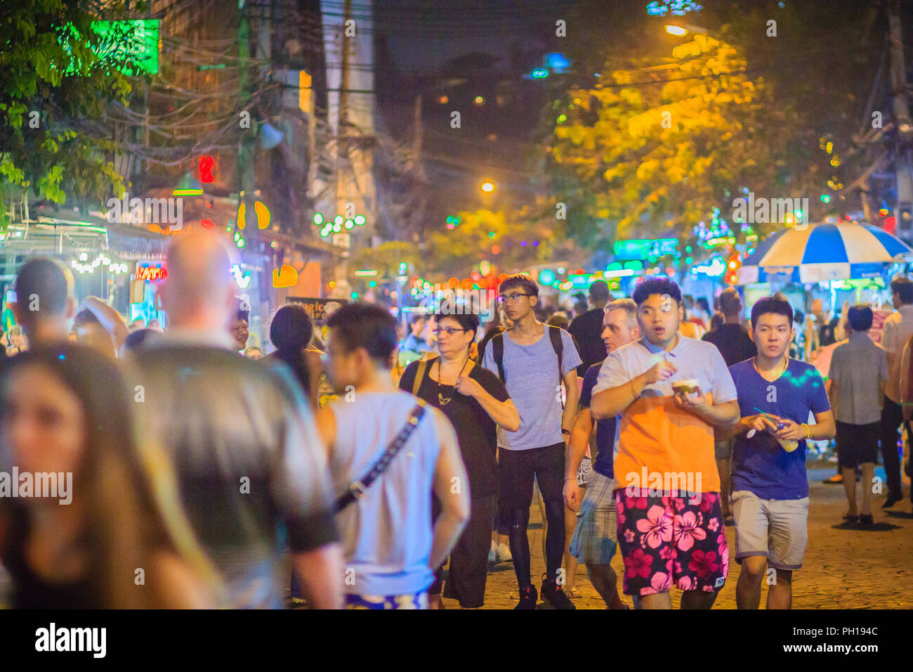 Bangkok, Thailand - 2. März 2017: Touristen genießen das Nachtleben im Rambuttri Gasse Namensschild in der Nacht, ein beliebtes Essen Street in der Nähe der Khaosan Road und famo Stockfoto