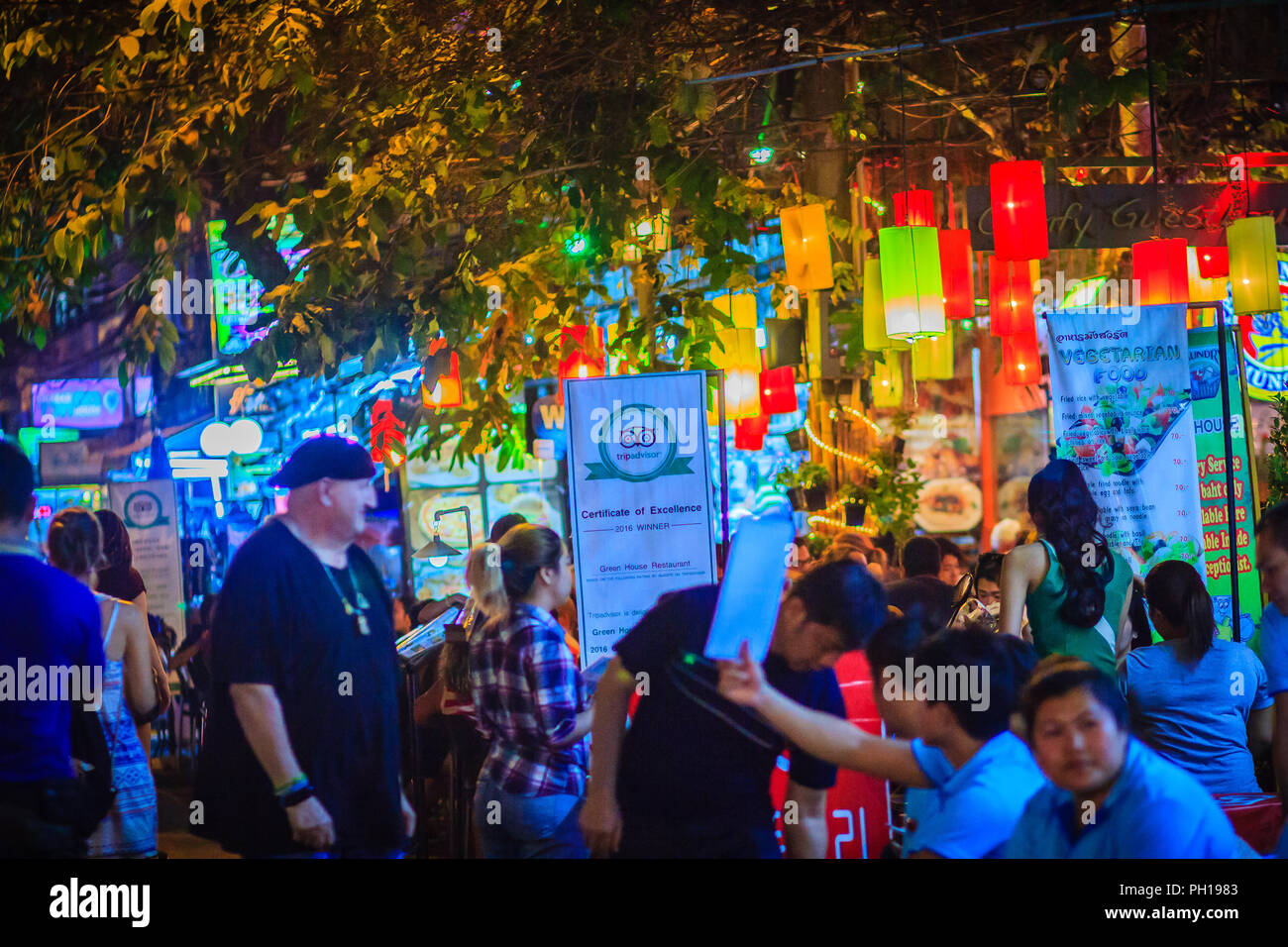 Bangkok, Thailand - 2. März 2017: Touristen genießen das Nachtleben im Rambuttri Gasse Namensschild in der Nacht, ein beliebtes Essen Street in der Nähe der Khaosan Road und famo Stockfoto