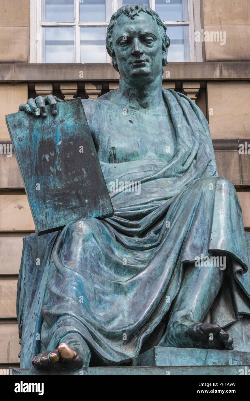 Edinburgh, Schottland, Großbritannien - 14 Juni, 2012; Nahaufnahme von David Hume grün Bronze Statue außerhalb des Gerichtes Haus am Lawnmarket. Beige stein Wand als Hintergrund. Stockfoto