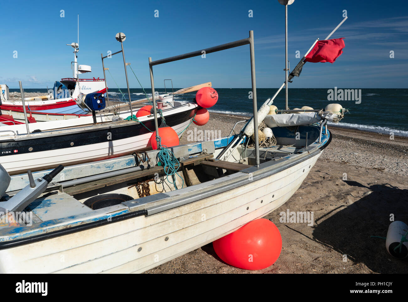 Hölzerne Fischerboote und Angeln jollen am Strand von Klitmøller/Klitmoller/Klitmoeller, Dänemark. Das ehemalige Fischerdorf ist heute eine touristische Stockfoto