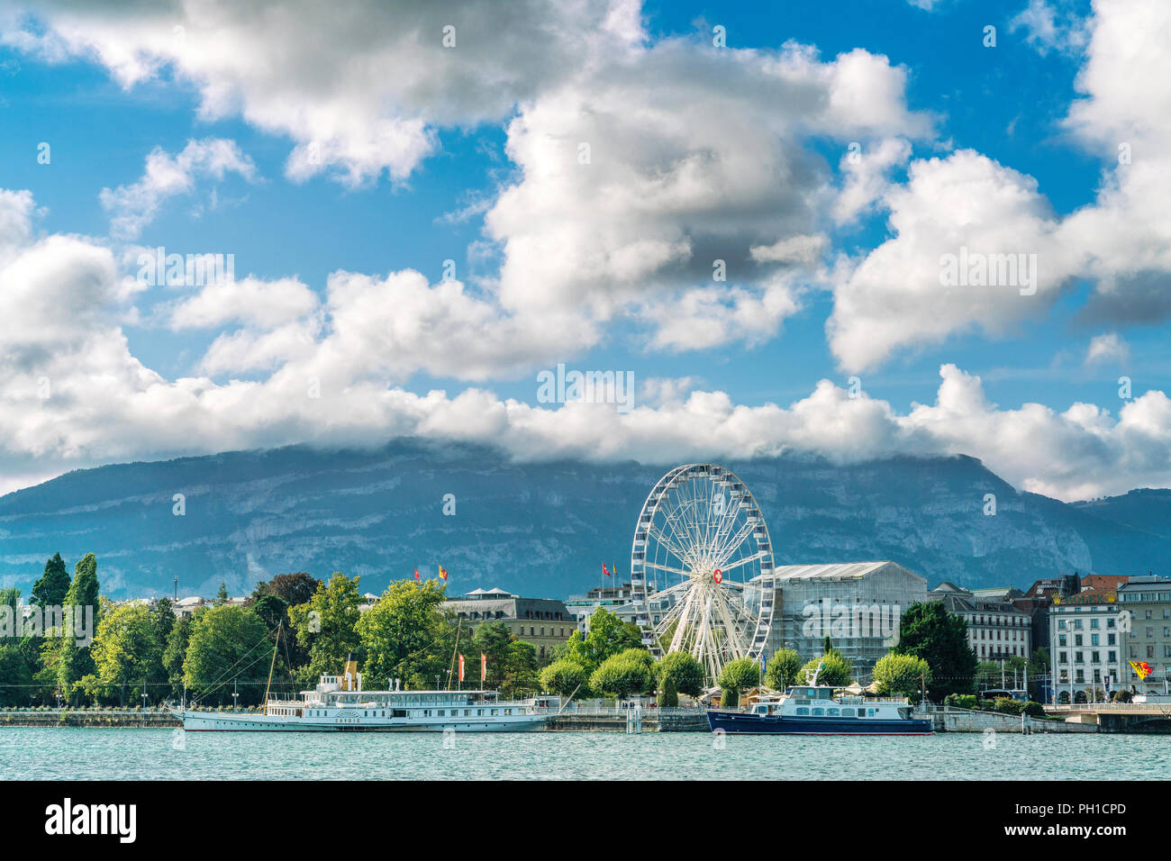 26. August 2018 - Genf, Schweiz. Malerischer Blick auf einen großen weißen Wolken über lokale touristische Attraktion - Riesenrad und die Rhone in Genf. Stockfoto