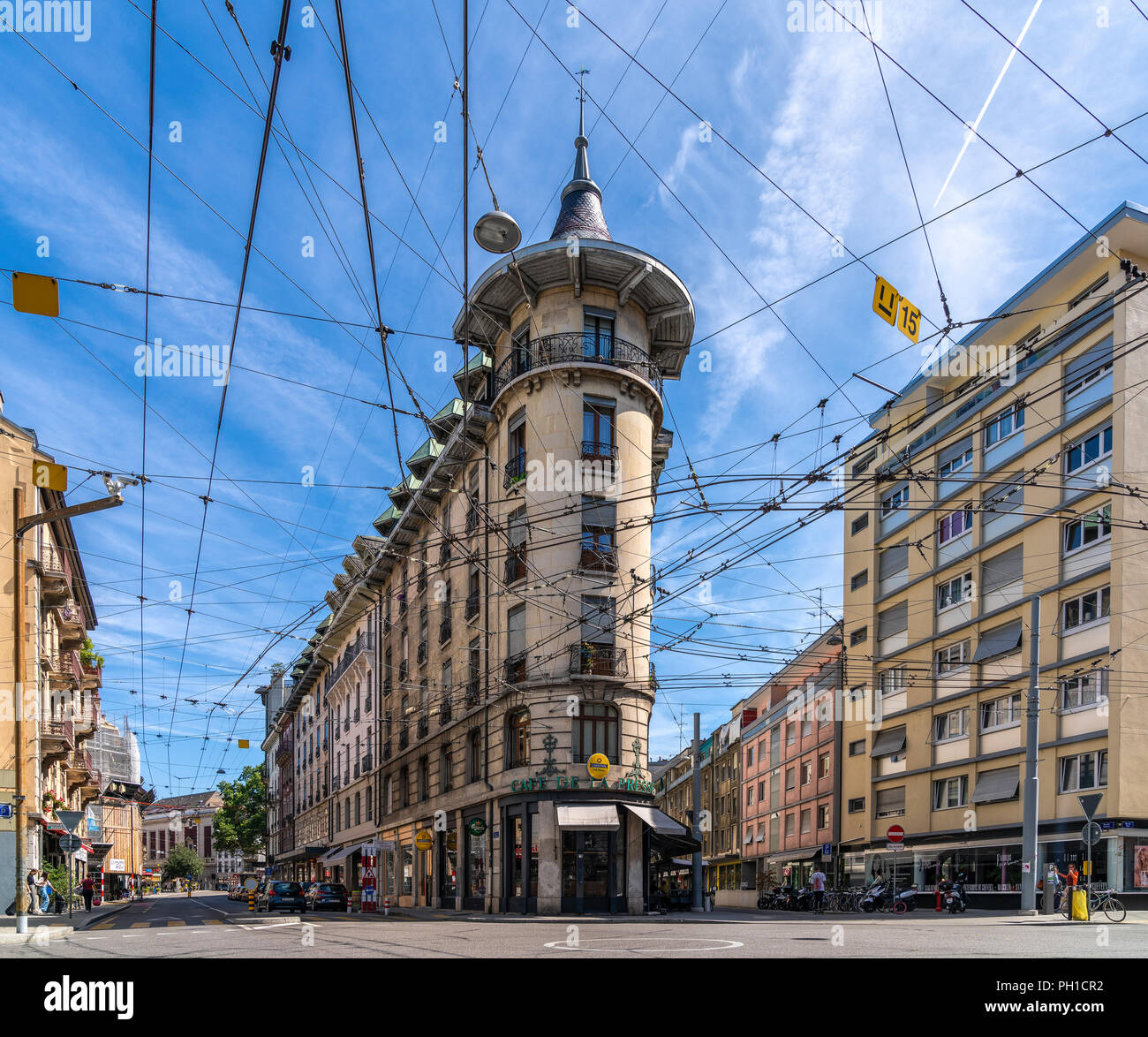26. August 2018 - Genf, Schweiz Die Genfer Straßenbahnnetzes und schöne Architektur Häuser und blauen Himmel im Hintergrund Stockfoto