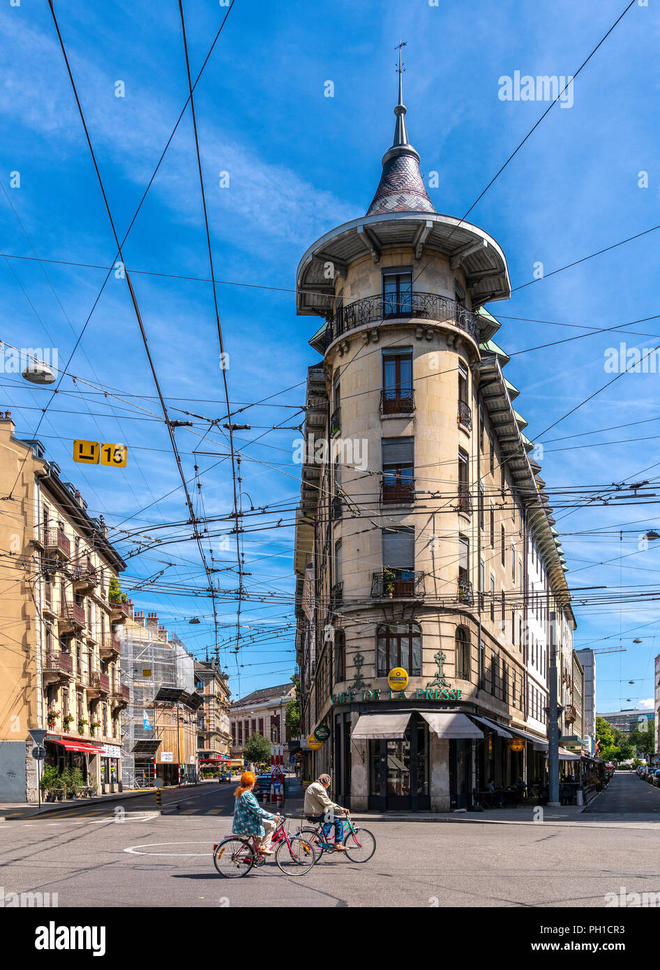 26. August 2018 - Genf, Schweiz. Bild vertikal Der Genfer Straßenbahnnetzes und schöne Architektur Häuser mit blauen Himmel im Hintergrund Stockfoto
