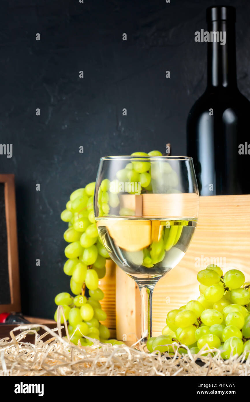 Weiß wineglass und weiß gelb grün Trauben von berry Trauben mit einer Flasche Wein Korkenzieher für Cork auf Tisch im Weingut Konzept Ernährung, Landwirtschaft harv Stockfoto