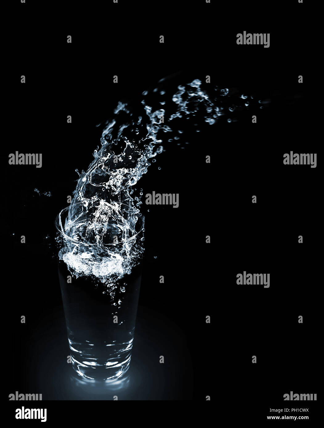 Spritzwasser in Glas Stockfoto