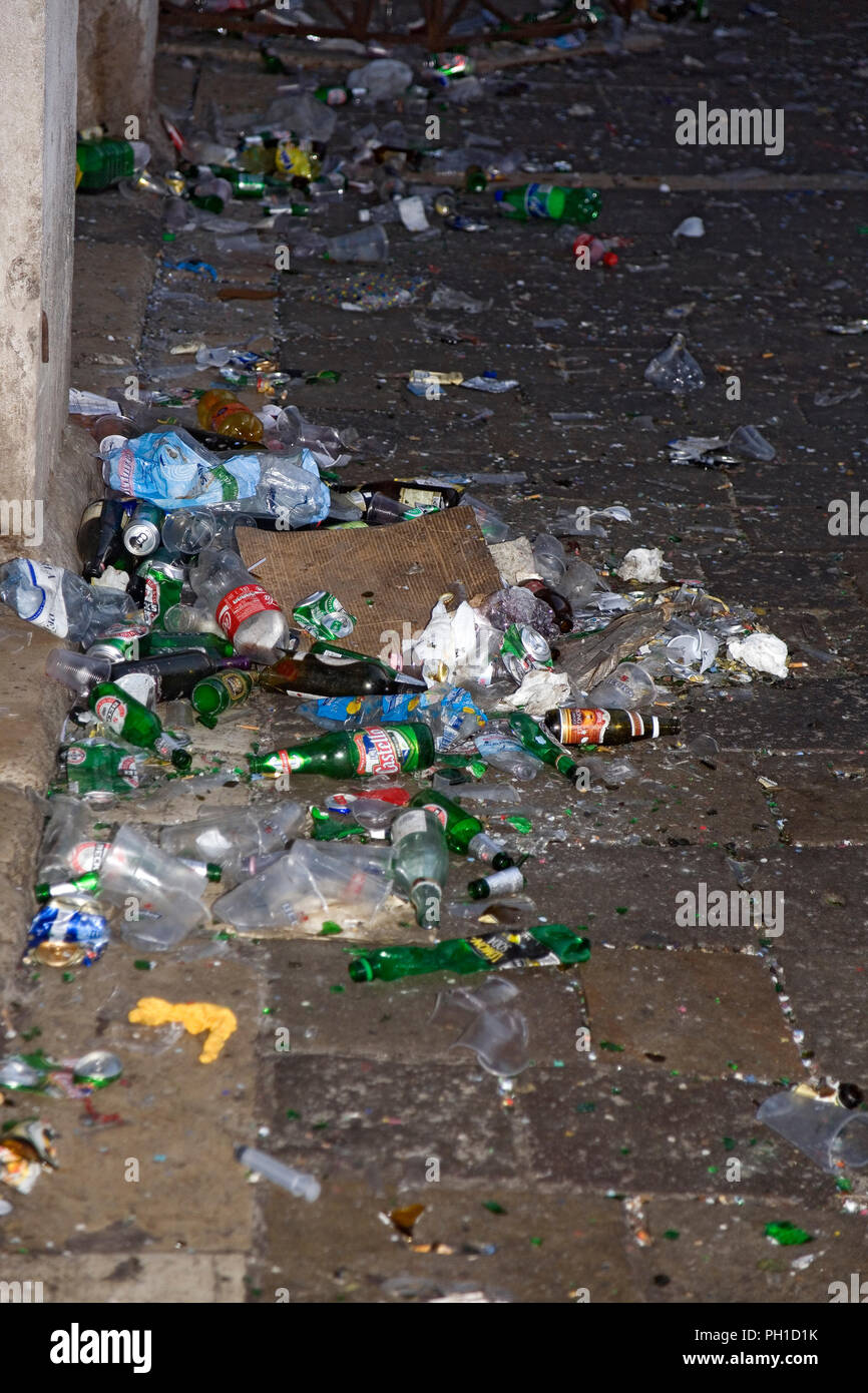 Abfall nach Karneval feiern in der Nacht bevor: am frühen Morgen in der Ruga dei Orefici, Rialto, San Polo, Venedig, Italien Stockfoto
