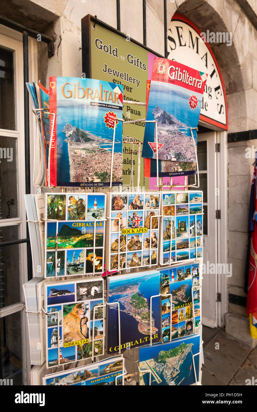 Gibraltar, Main Street, touristische Souvenir Shop, stand der Führung Bücher, Karten und Postkarten Stockfoto