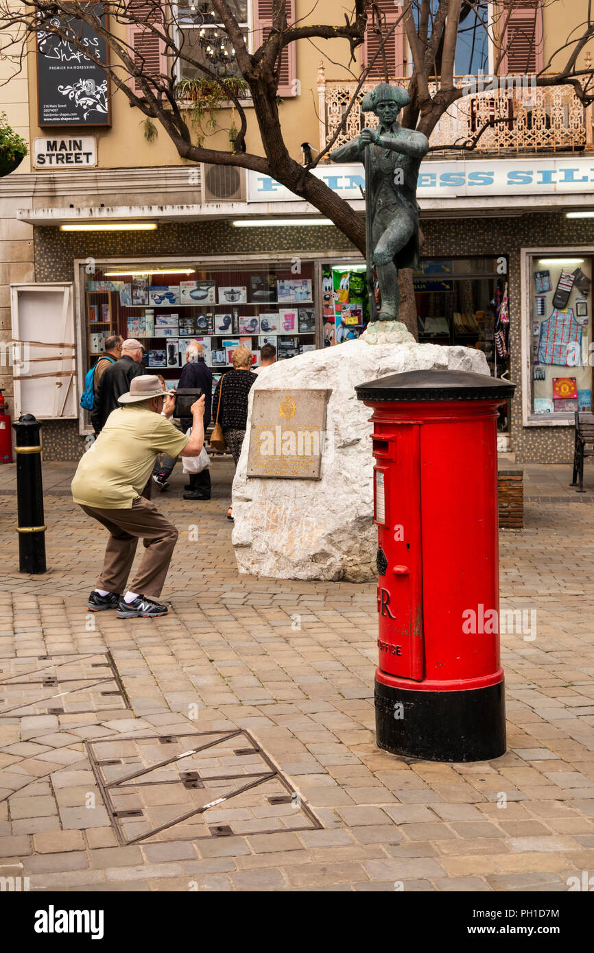 Gibraltar, Main Street, Britischen Roten Post Box von Korps der Royal Engineers Memorial Stockfoto