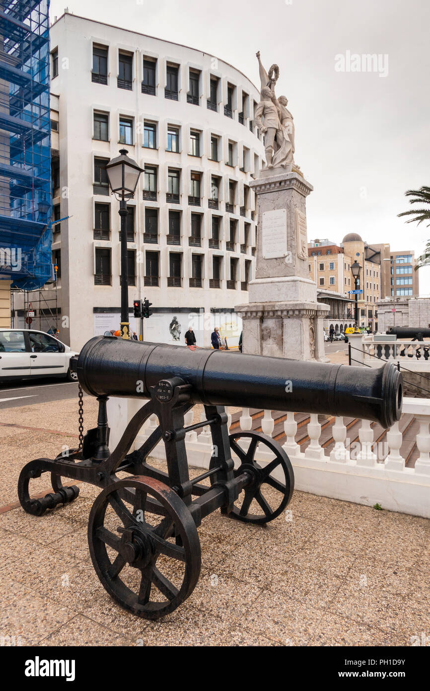 Gibraltar, Line Wand Straße, alte Kanone neben großen Kriegerdenkmal auf der ehemaligen Bastion am Meer Stockfoto