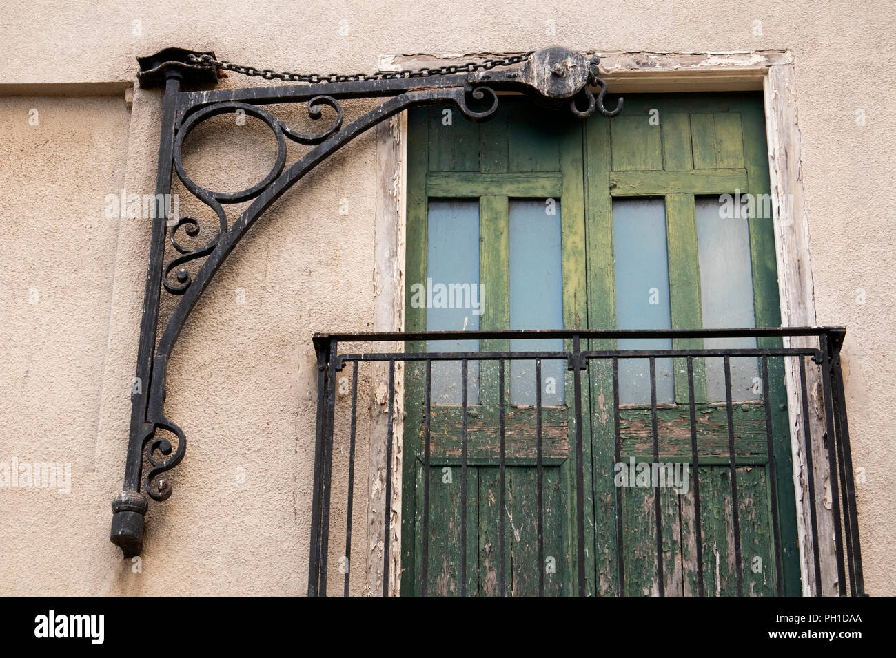 Gibraltar, irischen Stadt, alte Hoist neben ersten Stock waren, die Tür der ehemaligen Lagerhalle Stockfoto