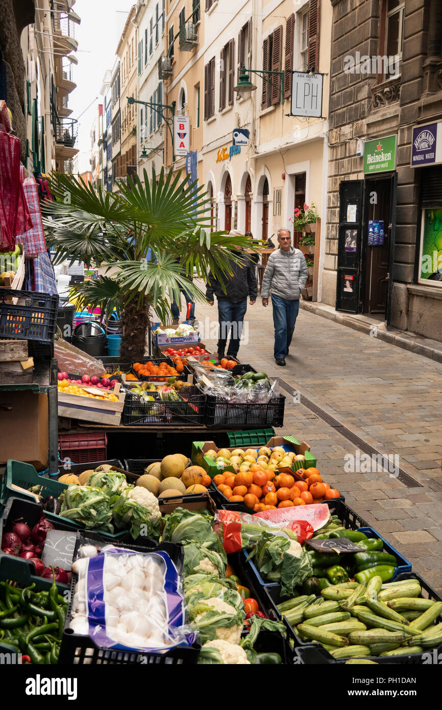 Gibraltar, irischen Stadt-, Obst- und Gemüse shop in schmalen alten Lane Stockfoto